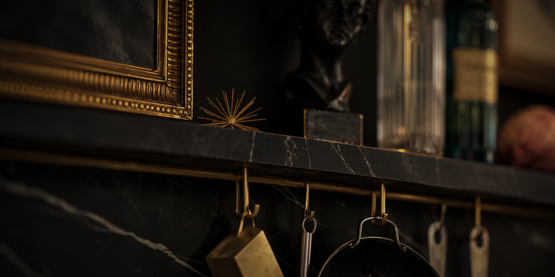 Marbre et objets de La Matrone