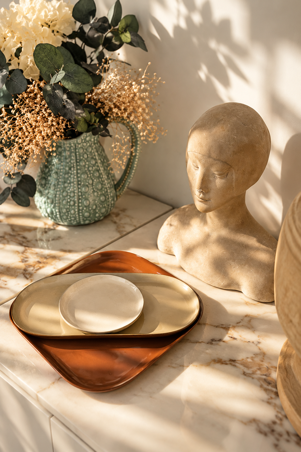 Objets et fleurs sur la cheminée