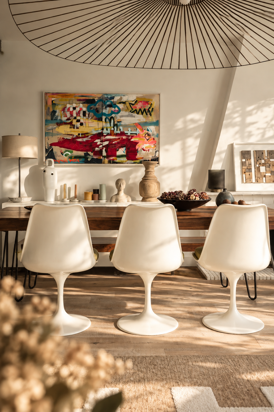 Salle à manger et tableau coloré