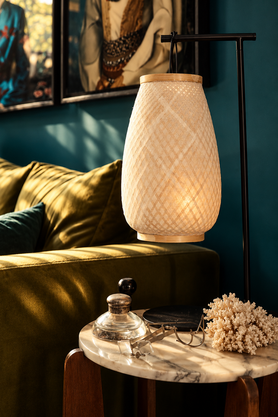 Lampe et objets sur une table en marbre