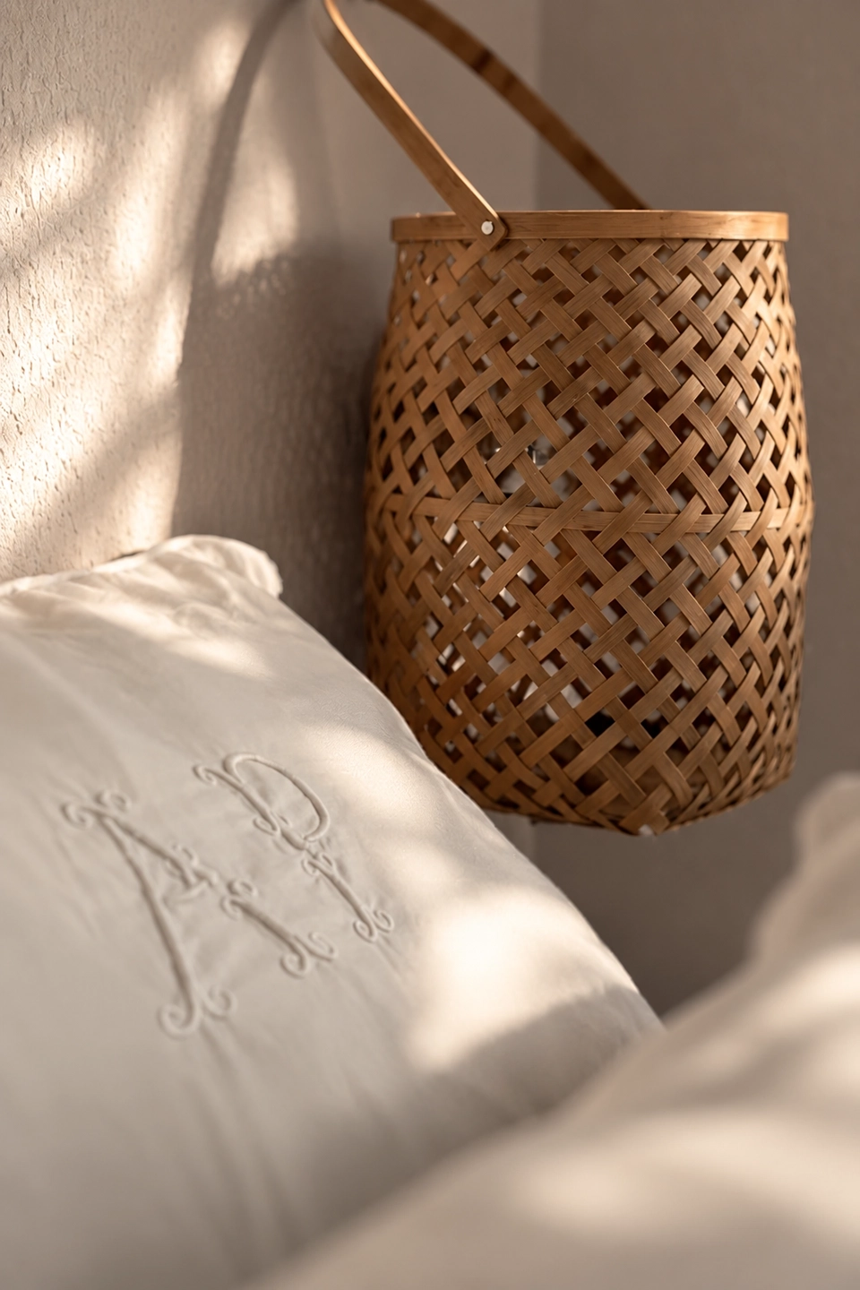 Linge brodé et suspension tressée