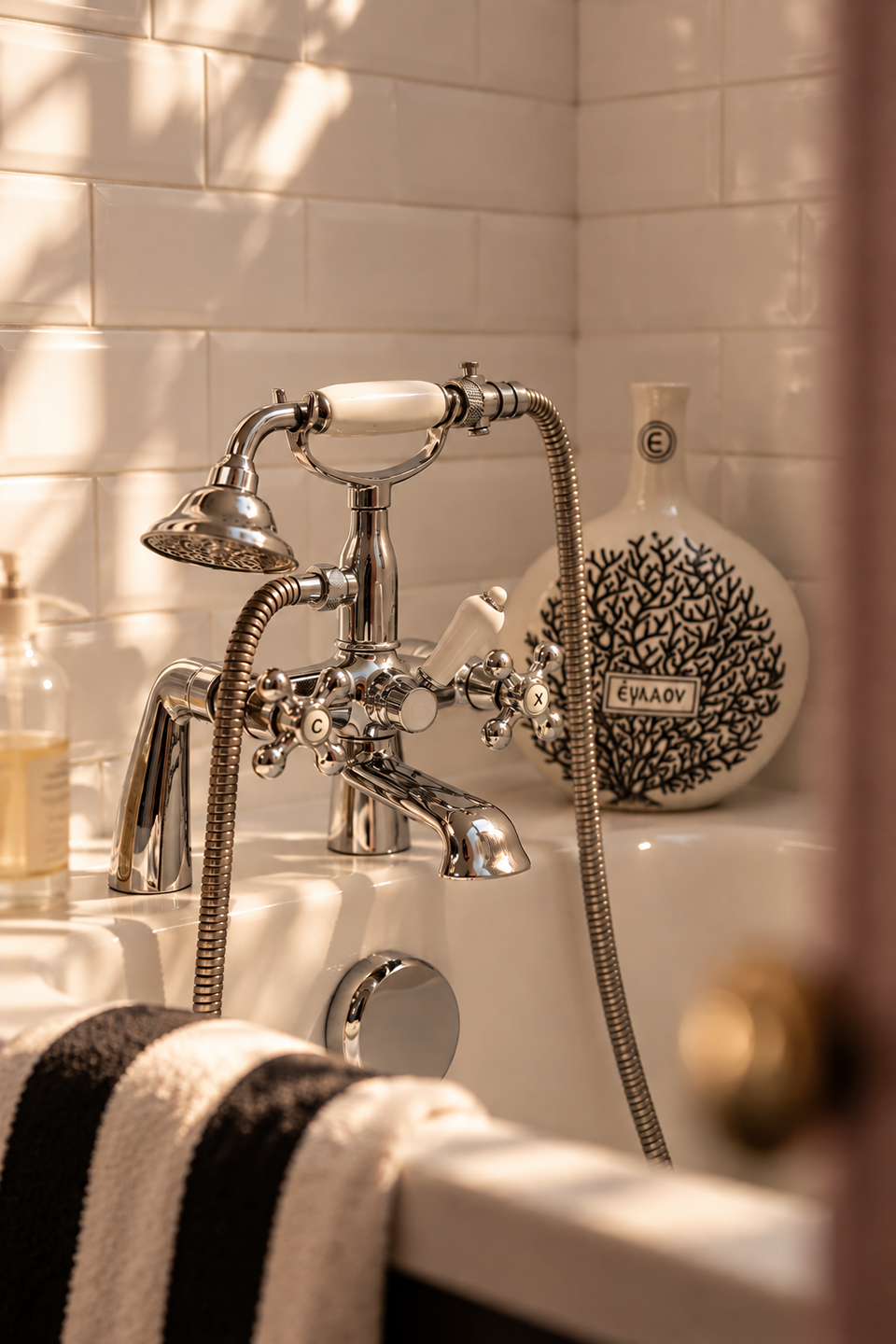 Robinetterie chromée de la baignoire