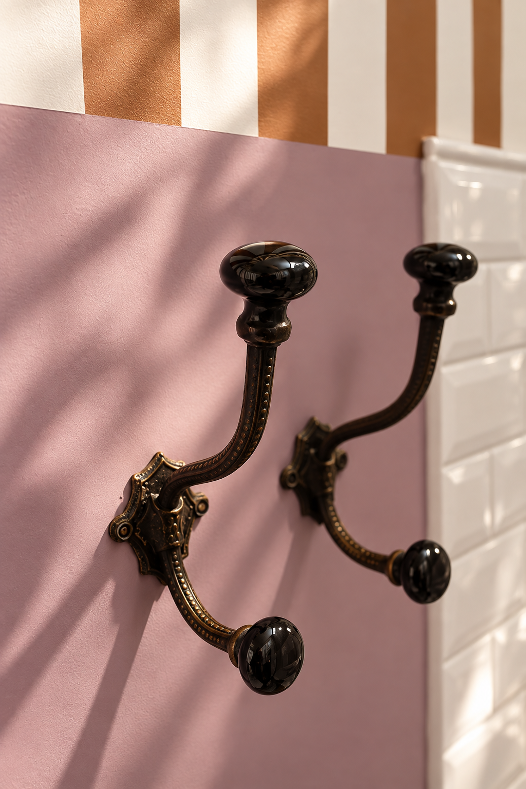 Patères noires sur le mur lilas