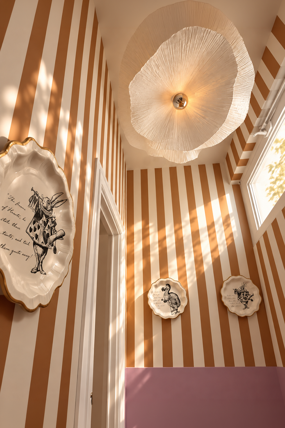 Suspension et assiettes dans les toilettes