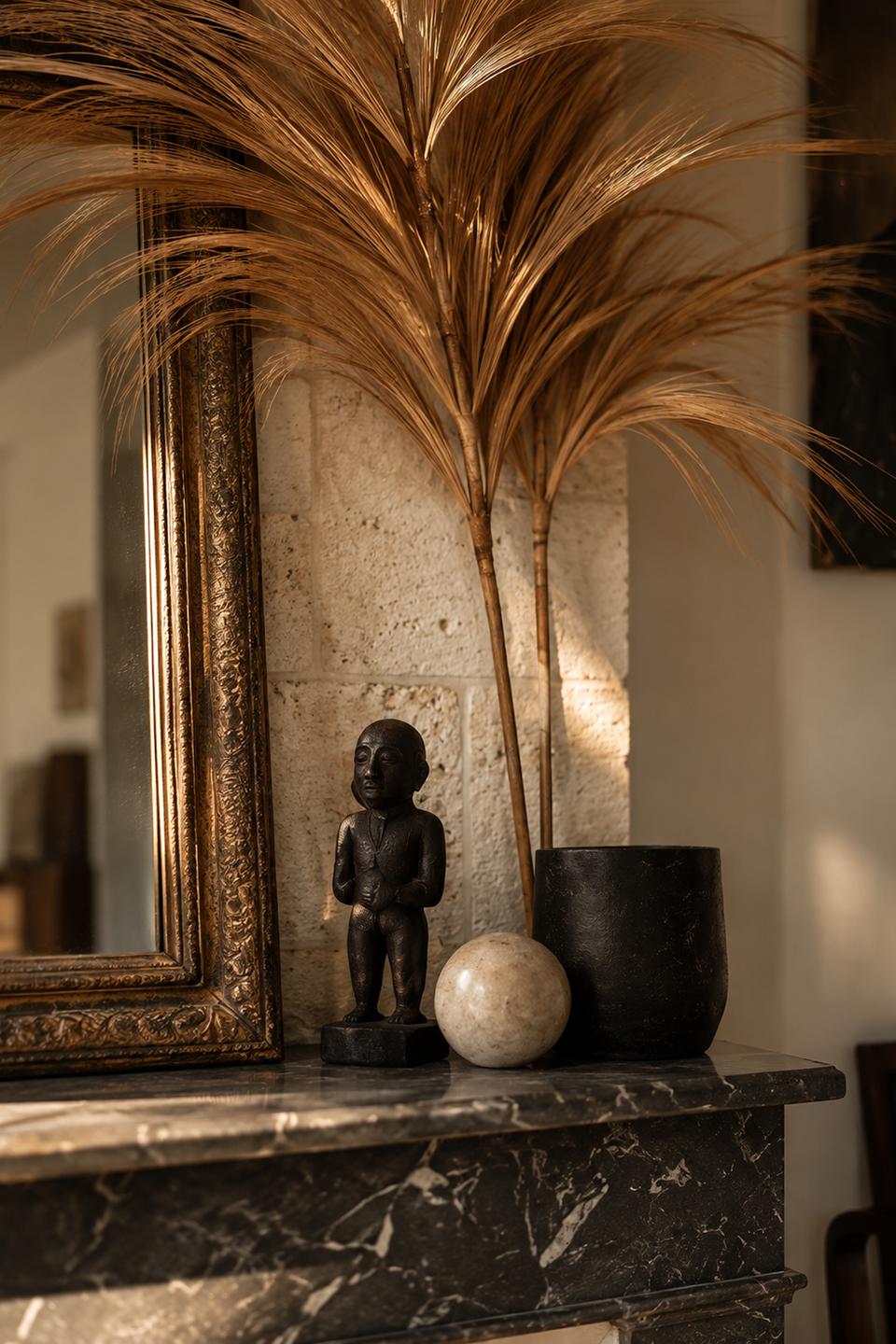 Feuillages et statuette devant le miroir